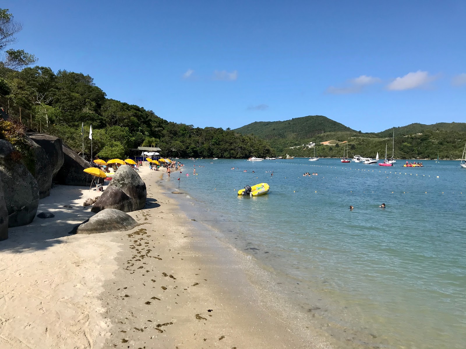 Foto de Praia da Ilha de Porto Belo con arena beige superficie