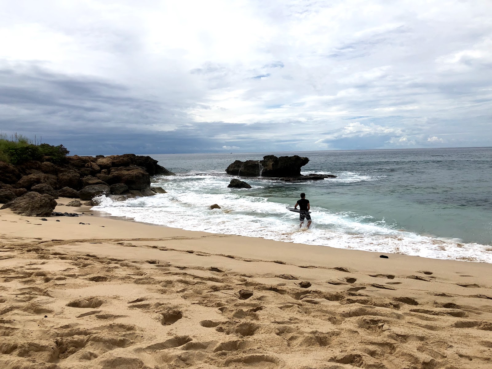 Fotografie cu Makua Beach - locul popular printre cunoscătorii de relaxare
