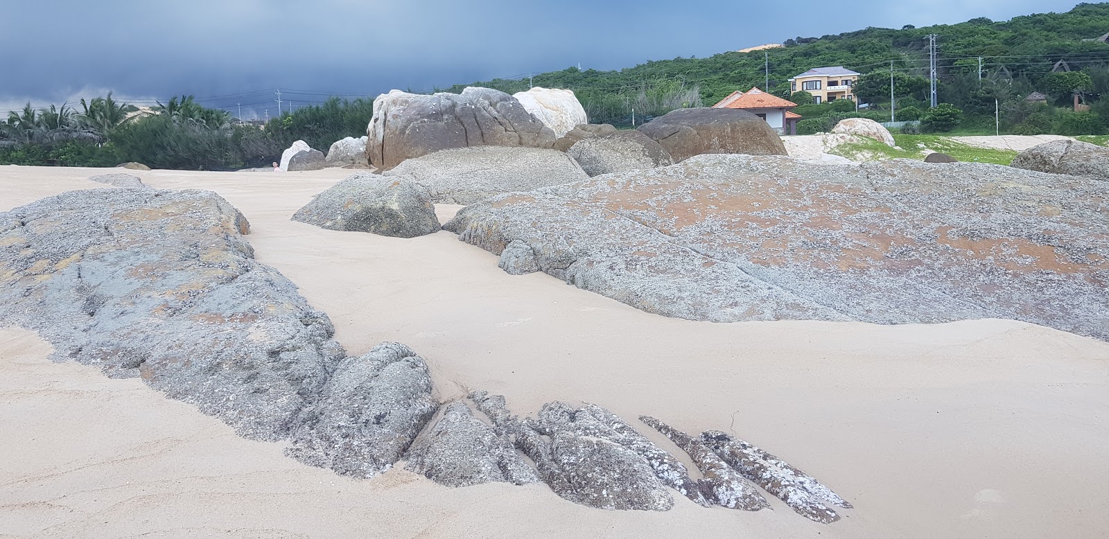 Foto av Beach Rocks med turkos rent vatten yta