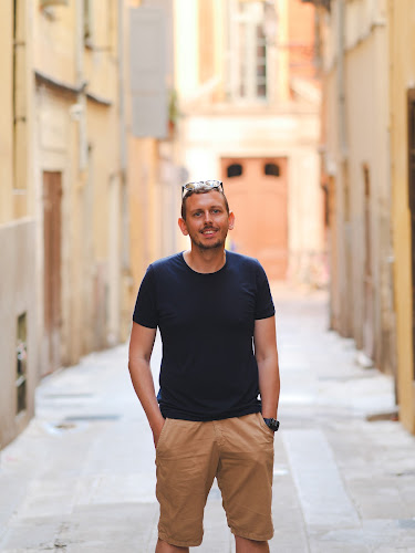 LEVAROIS - Quentin Evrard - vidéaste, community manager, agence de communication web à Toulon