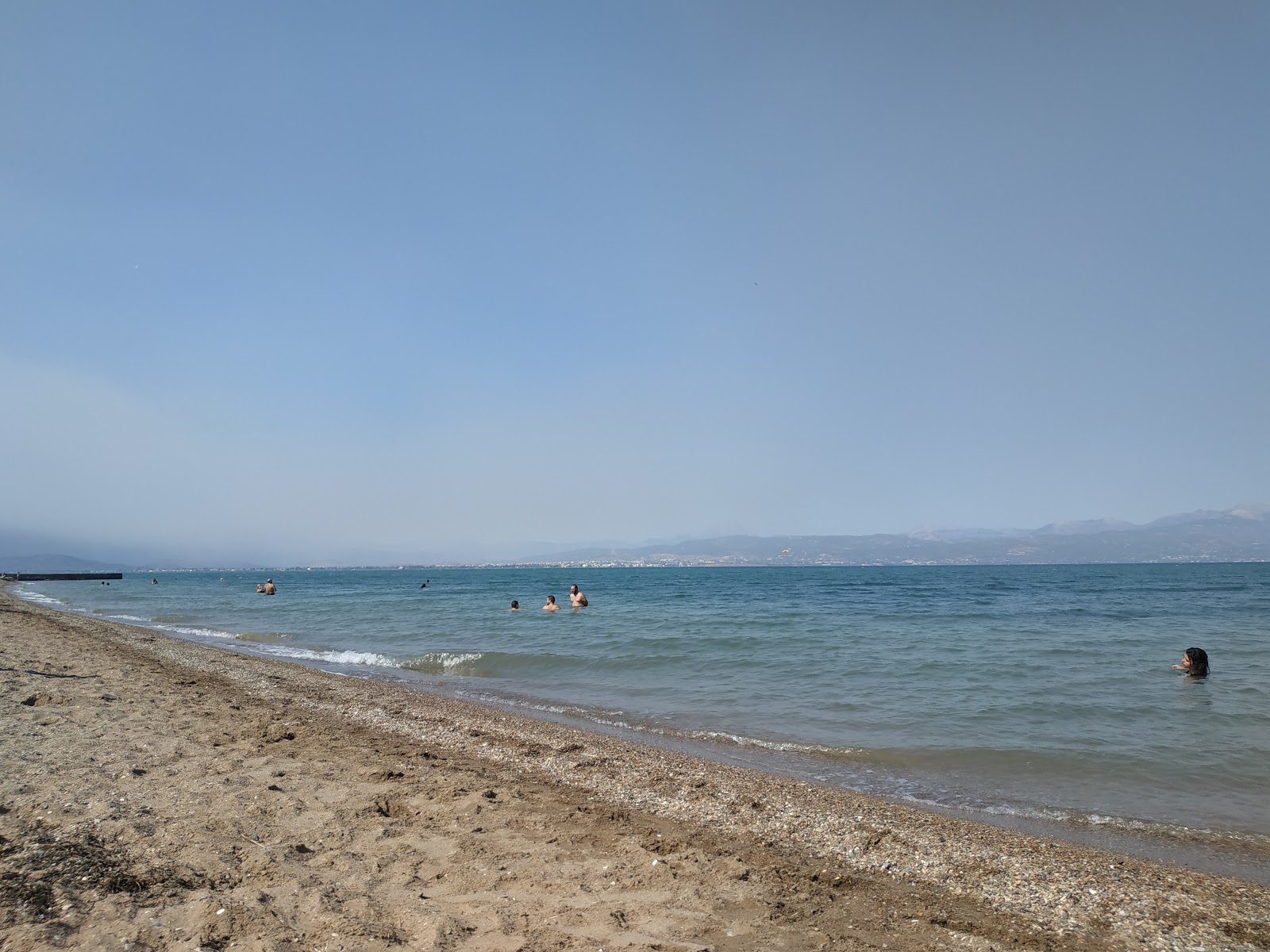 Fotografie cu Avlidas beach cu o suprafață de nisip negru și pietricel