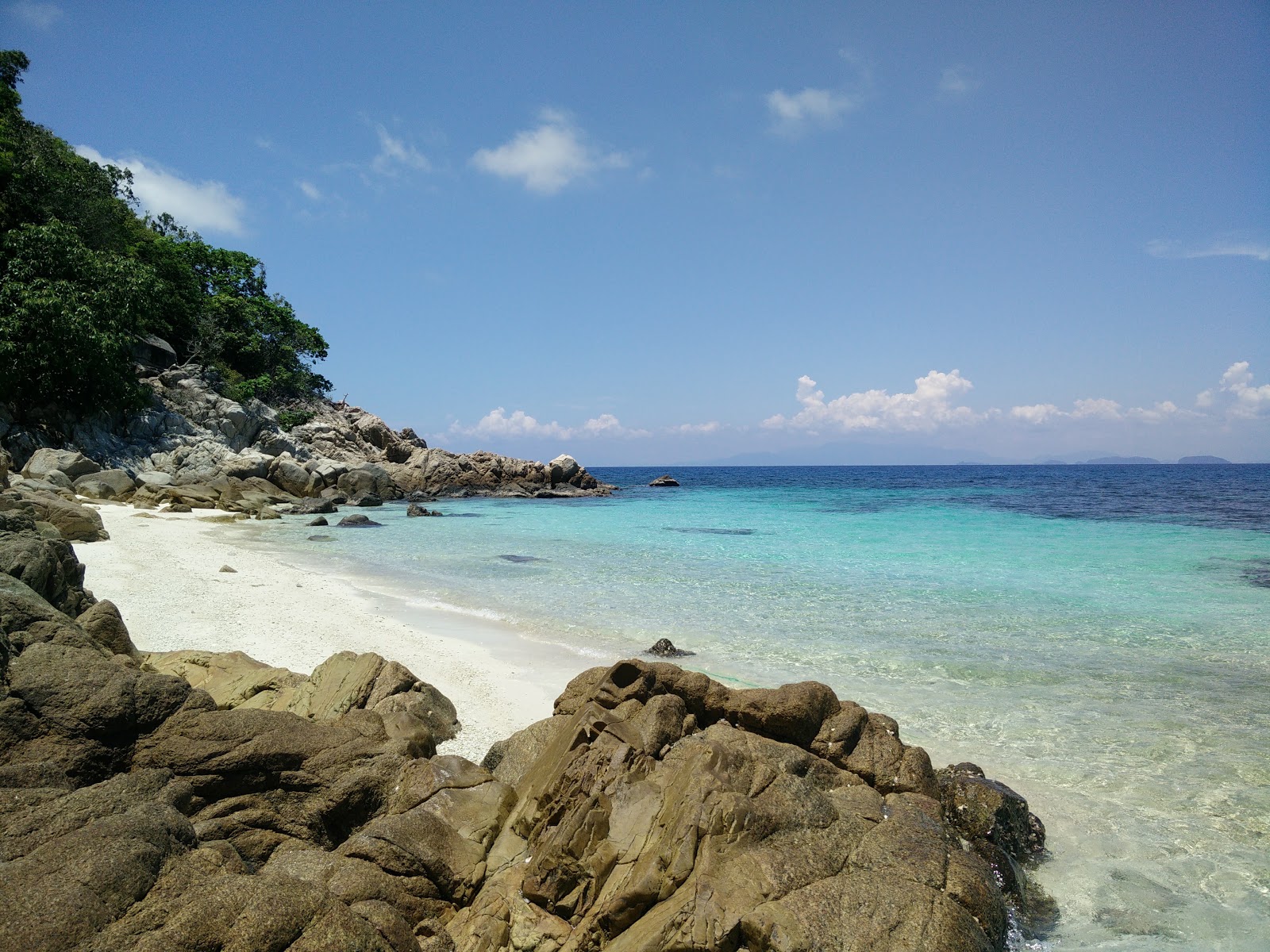 Foto von Rawa Island Strand mit kleine bucht