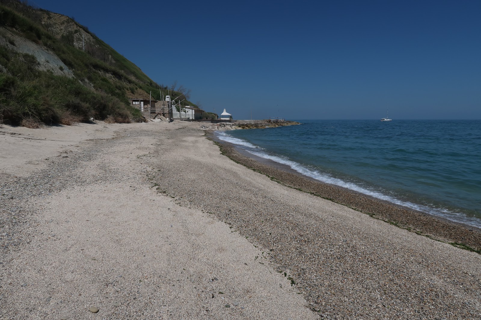 Foto di Spiaggia di Casteldimezzo e l'insediamento