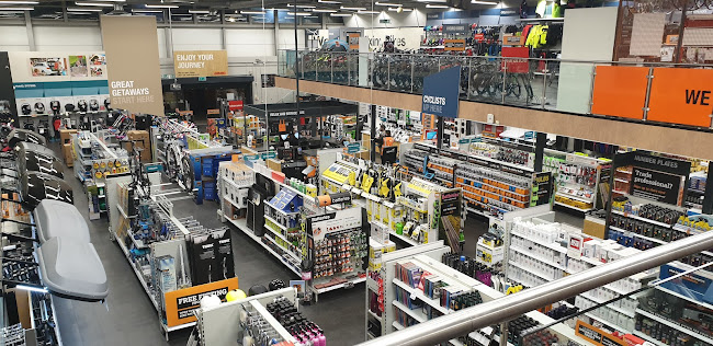 Comments and reviews of Halfords - Longbridge Road