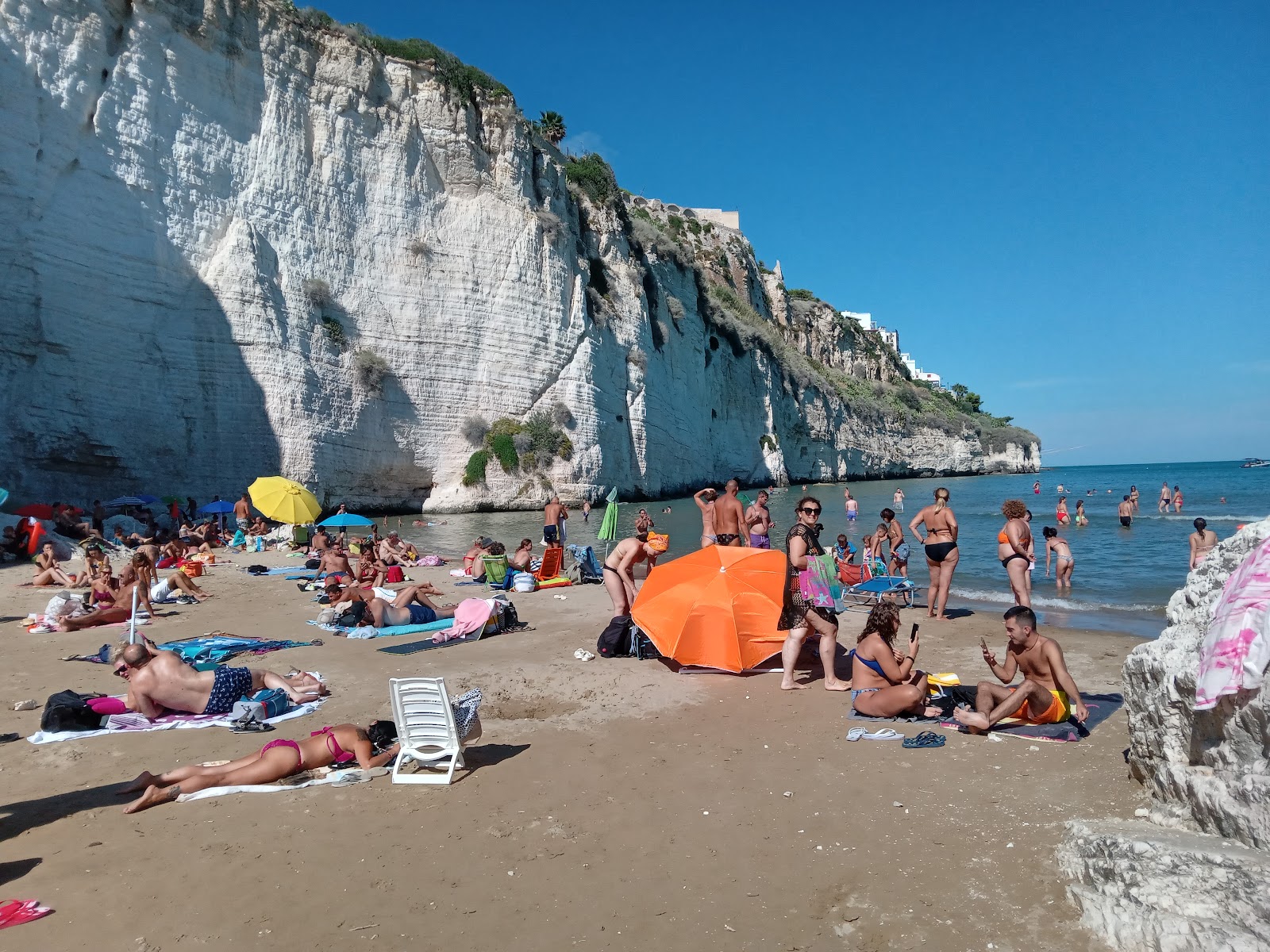 Foto av Pizzomunno stranden omgiven av klippor