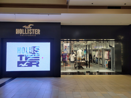 Clothing Store «Hollister Co.», reviews and photos, 30 Mall Dr W #234, Jersey City, NJ 07310, USA