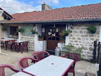 Atmosphère du Restaurant français Auberge des Granges - Chalmazel - n°1