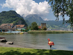 Foto von Stansstad Strand von Klippen umgeben