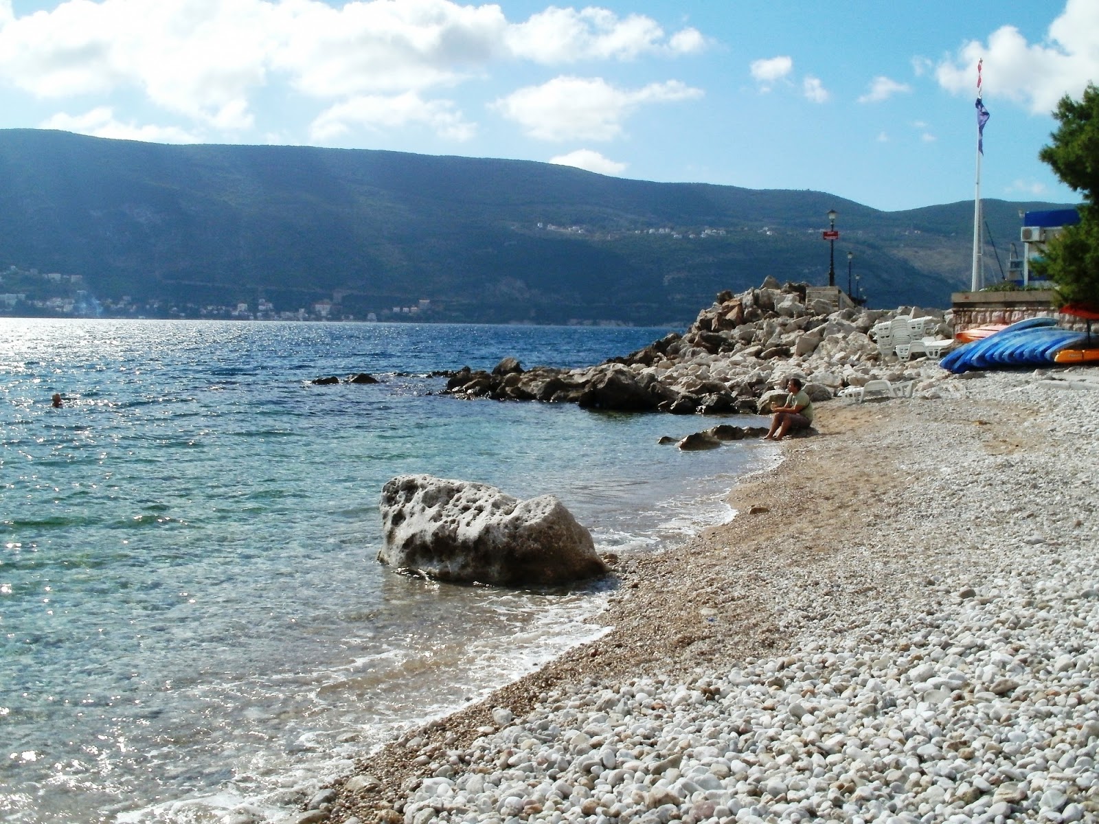 Fotografie cu Herceg Novi beach sprijinit de stânci