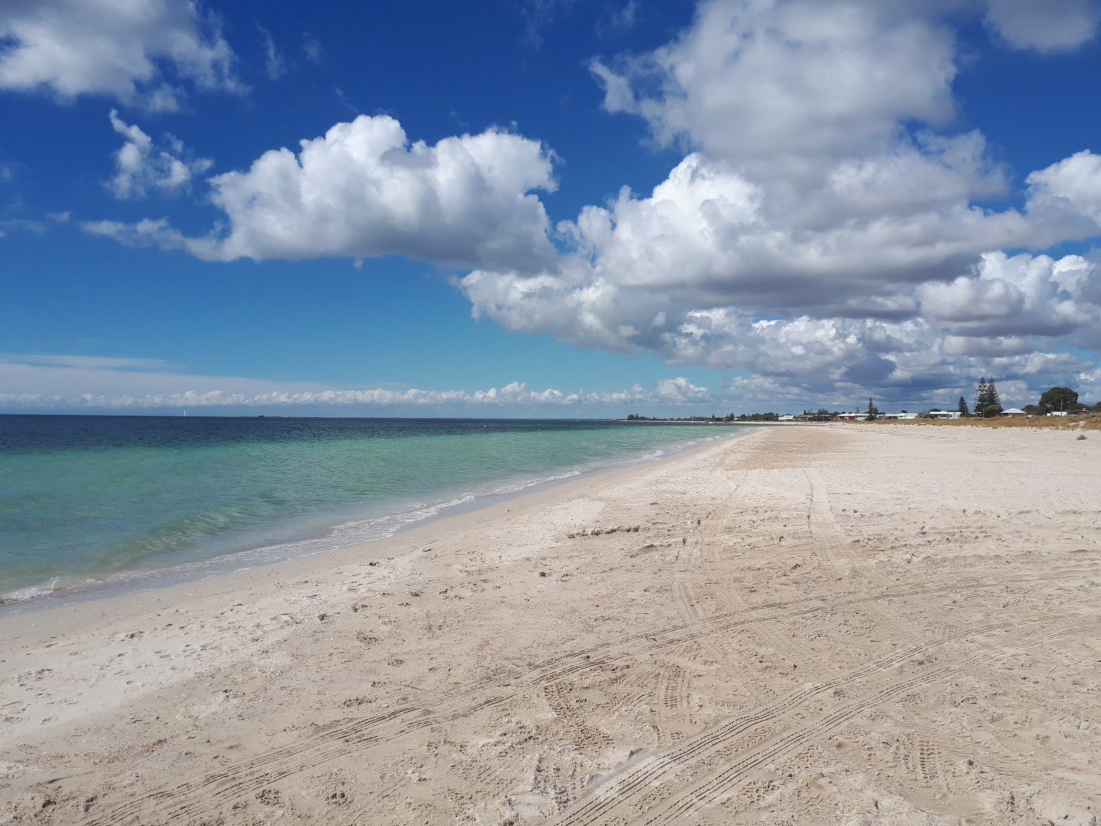 Fotografie cu Mandalay Beach cu o suprafață de nisip beige
