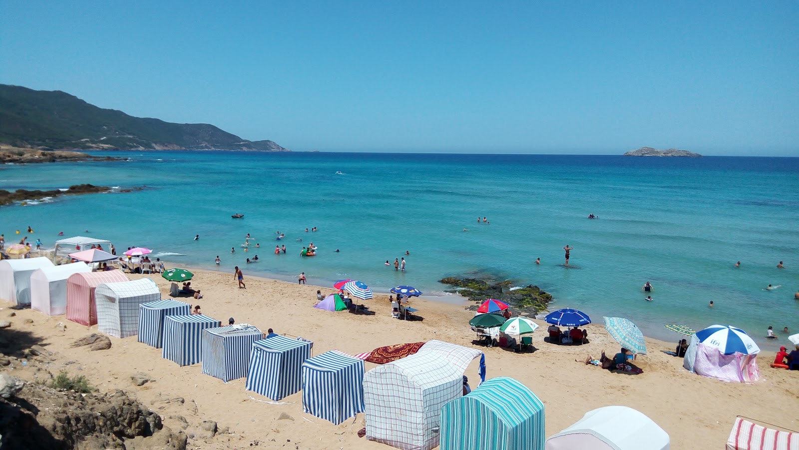 Photo de Golden Sands Beach avec plusieurs moyennes baies