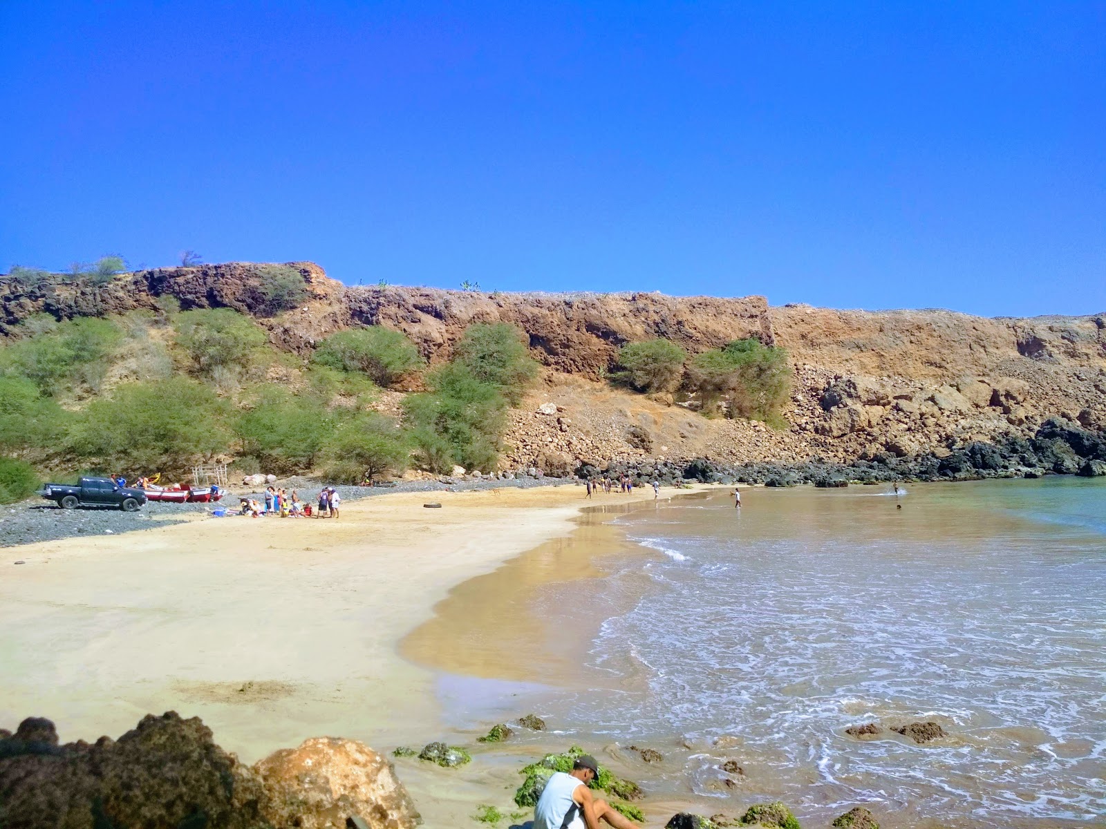 Praia de Portinho的照片 带有碧绿色纯水表面