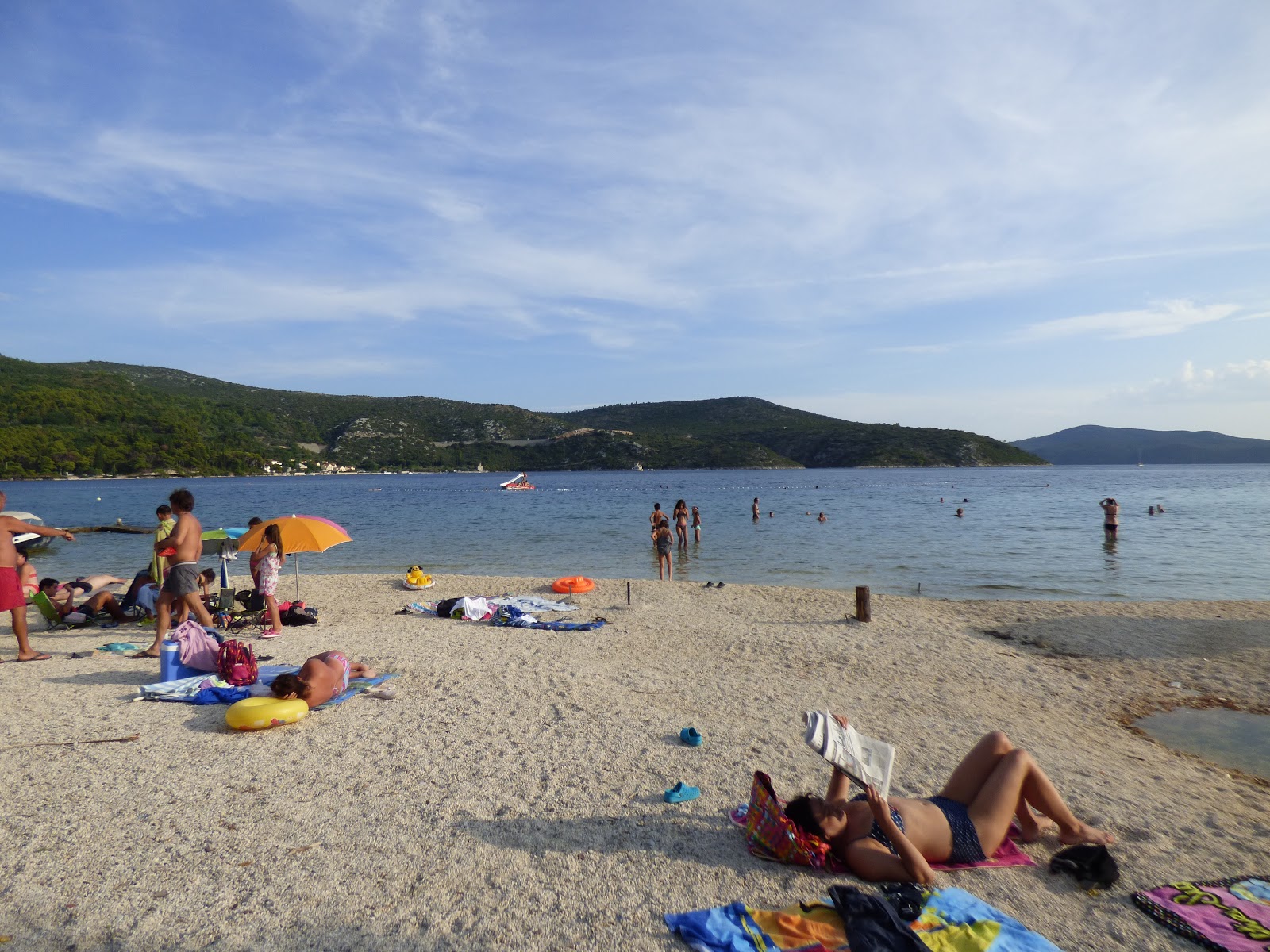 Foto di Slano Beach con una superficie del ciottoli beige