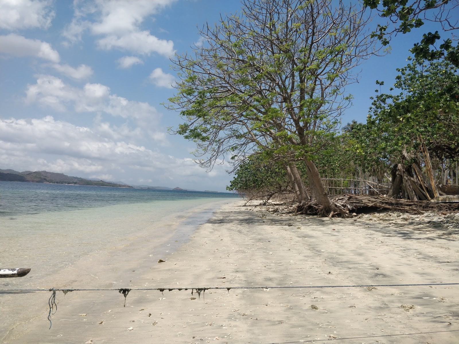 Photo of Gili Tangkong Beach with turquoise pure water surface