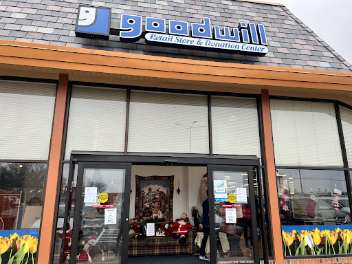 Thrift Store «Goodwill Retail Store of Chesterfield – Clayton & Baxter», reviews and photos, 14808 Clayton Rd, Chesterfield, MO 63017, USA