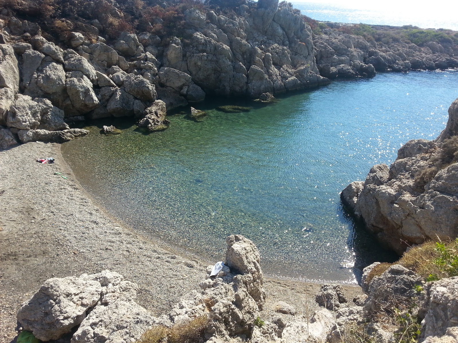 Photo de Paleokastro beach II avec une baie minuscule