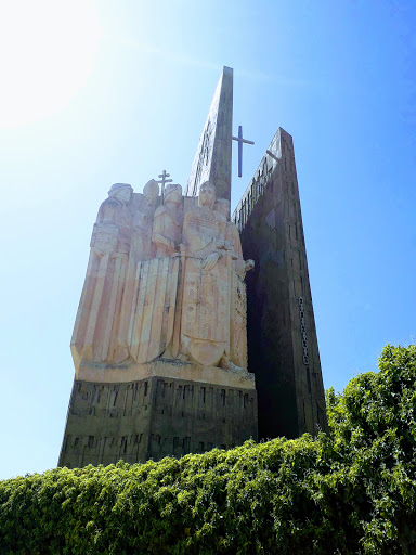 Monumento a las Navas de Tolosa, Escuela secundaria en La Carolina,Jaén