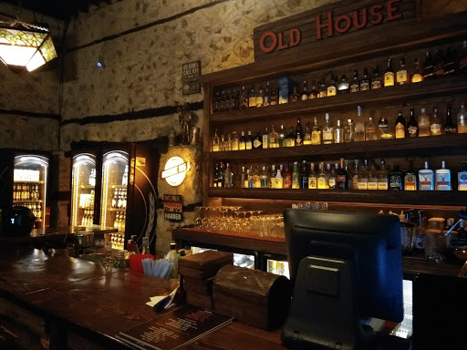 Old House Hostel & Pub