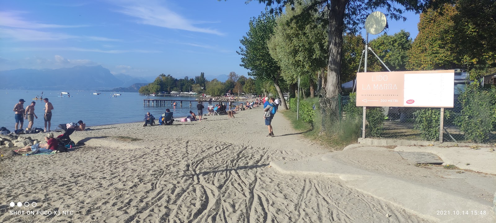 Valokuva Lazise rantaista. sisältäen tilava rantaviiva