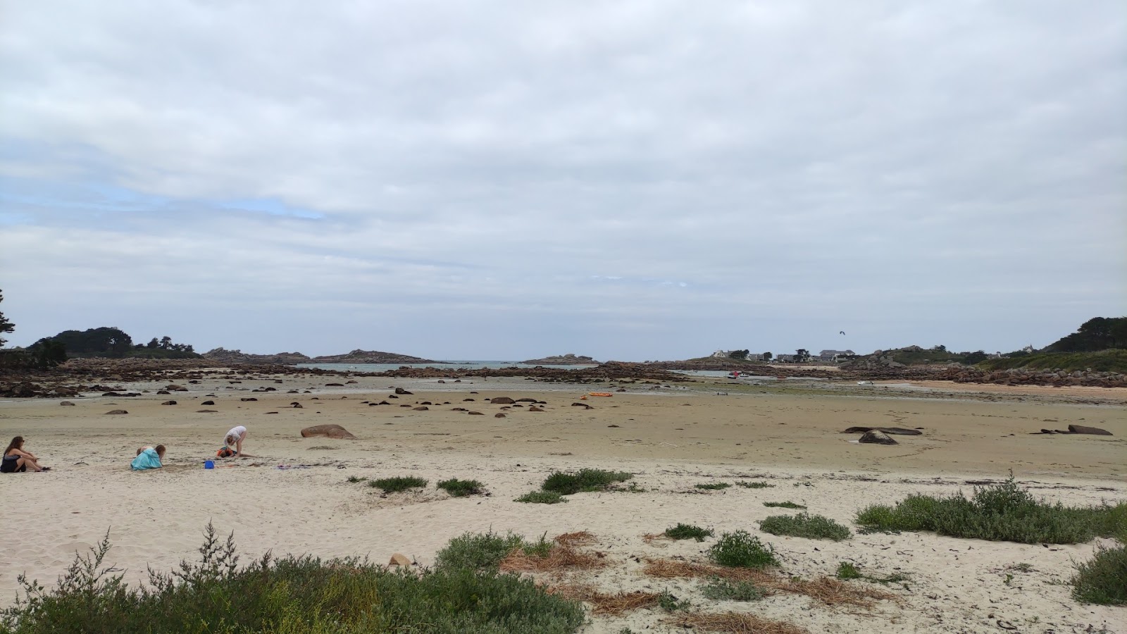 Plage du Grannec'in fotoğrafı düz bir kıyı şeridi ile birlikte