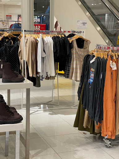 Clothing Store «F21 XXI», reviews and photos, 69 Chestnut St, Beavercreek, OH 45440, USA