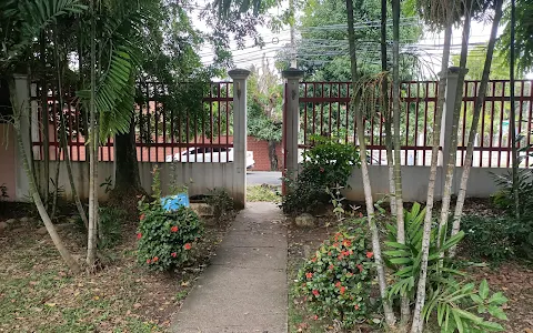 Puerta Este del Parque Omar image