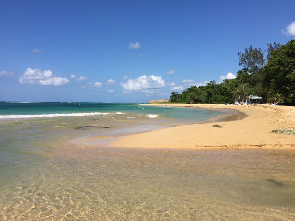 Foto van Old Fort Bay Beach voorzieningenruimte