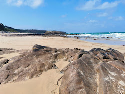 Foto von Plage des Montiers umgeben von Bergen