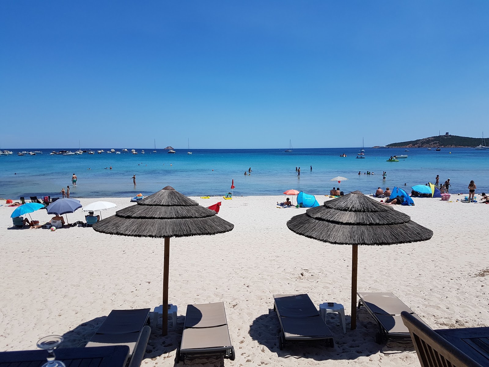 Foto von Pinarello beach und die siedlung