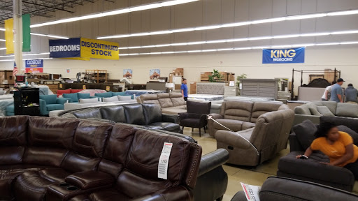 Outlet Store «Rooms To Go Outlet Furniture Store - Grand Prairie», reviews and photos, 2725 TX-360 #100, Grand Prairie, TX 75052, USA