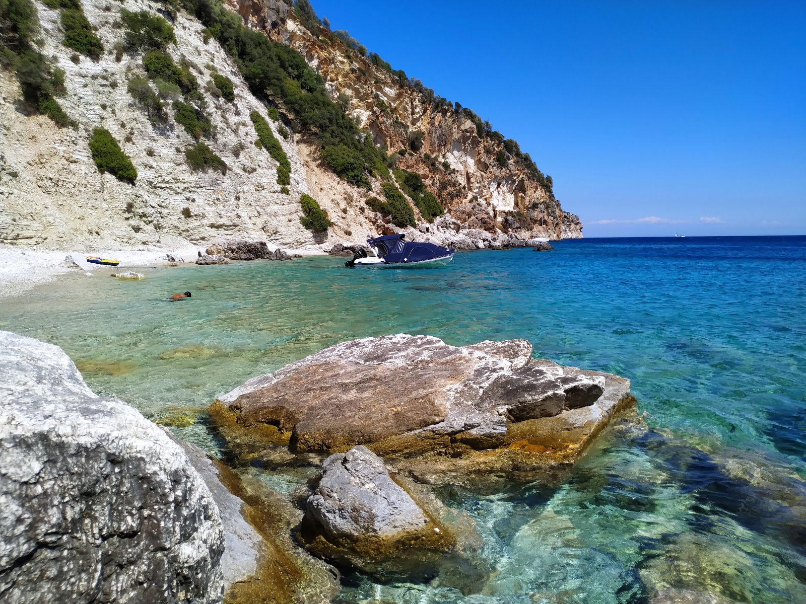 Fotografija Hulla Beach z majhni več zalivi