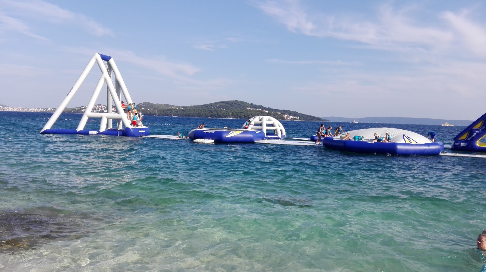 Seget Vranjica beach'in fotoğrafı - tatil için iyi evcil hayvan dostu nokta