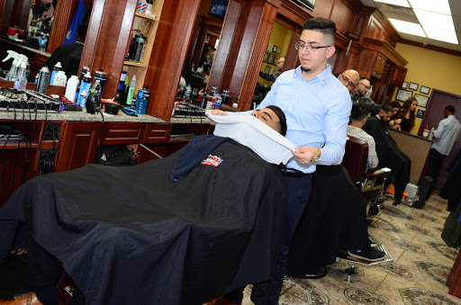 Barber Shop «Famous Fadez Schaumburg», reviews and photos, 853 E Algonquin Rd, Schaumburg, IL 60173, USA