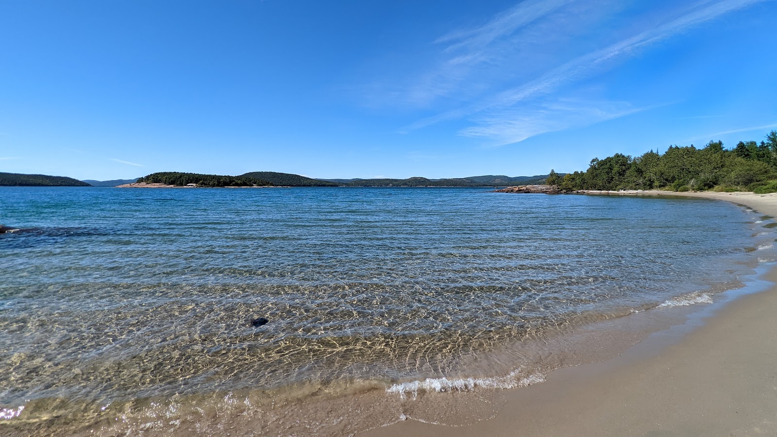 Fotografija Cummings Beach z svetel pesek površino