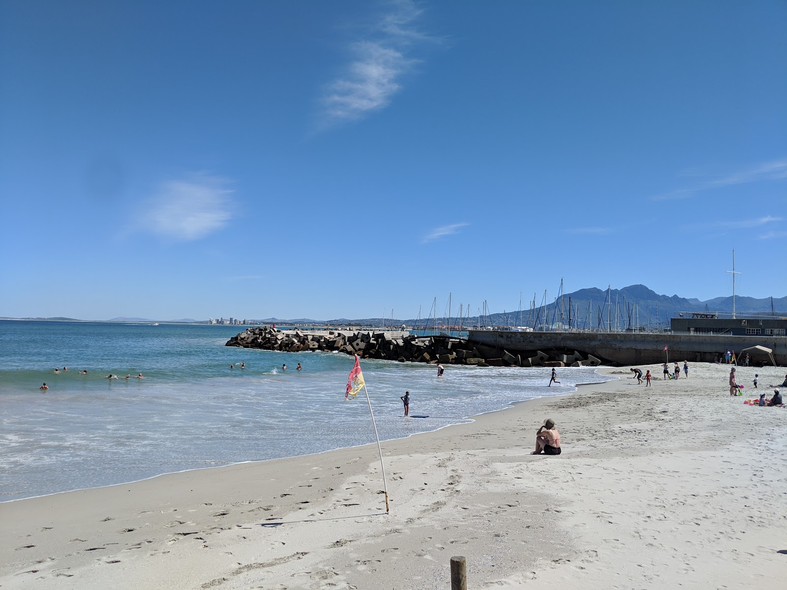 Bikini beach的照片 带有碧绿色纯水表面