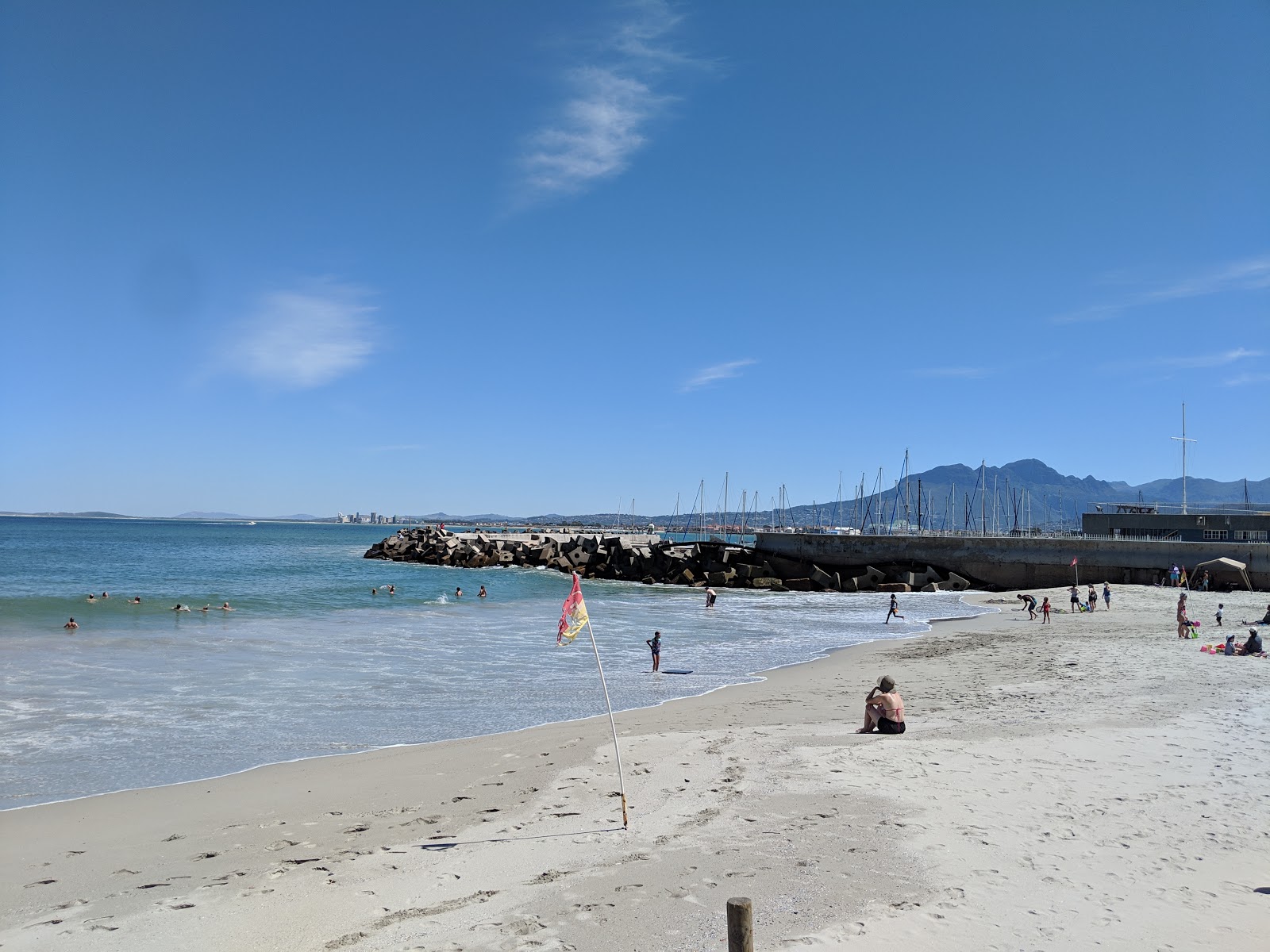Bikini beach'in fotoğrafı düz bir kıyı şeridi ile birlikte