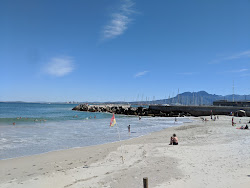 Foto av Bikini beach med en rak kustlinje