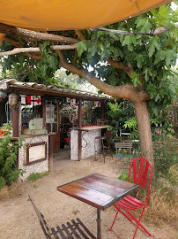 Atmosphère du Bar-restaurant à huîtres Emile et une huître à Lège-Cap-Ferret - n°17