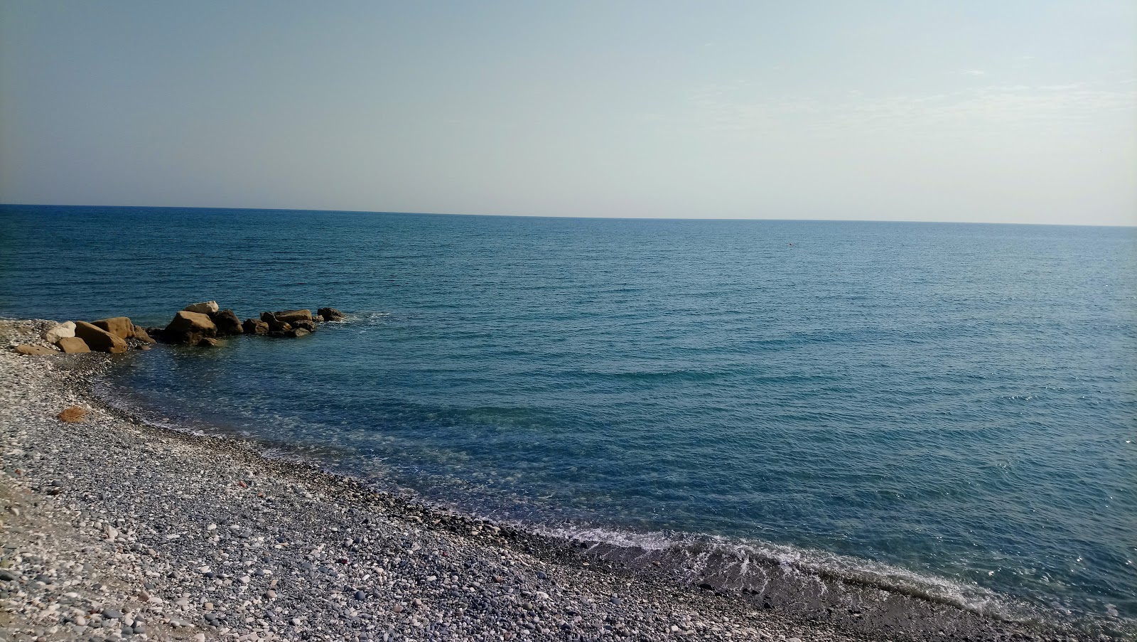 Foto van Zygi beach II met kleine baaien