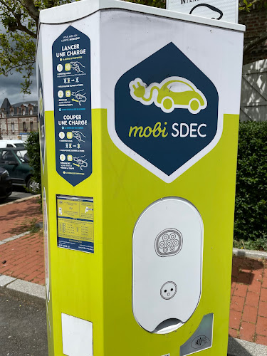 Borne de recharge de véhicules électriques SDE Calvados Station de recharge Livarot-Pays-d'Auge