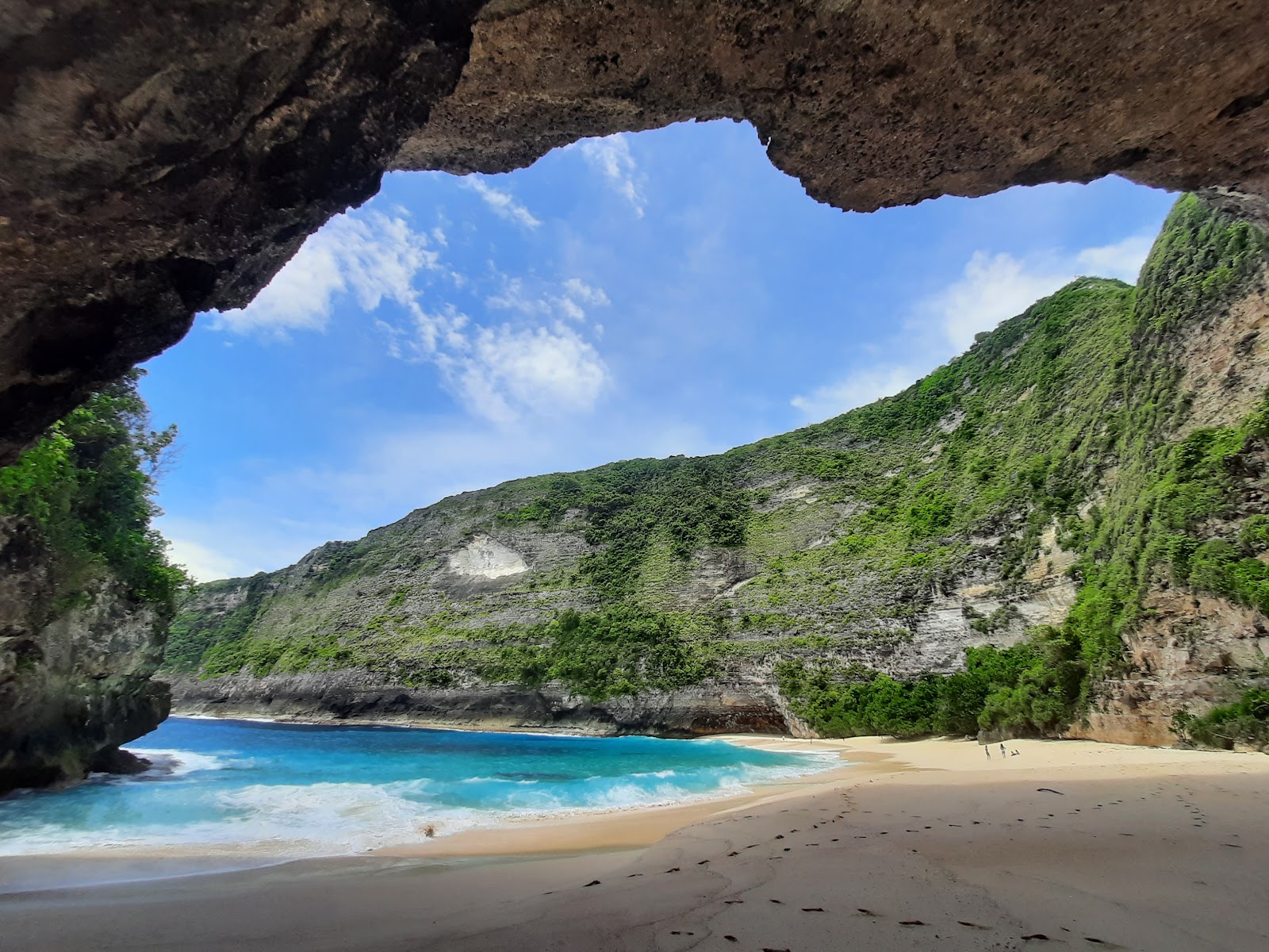 Foto von Kelingking Strand mit heller sand Oberfläche