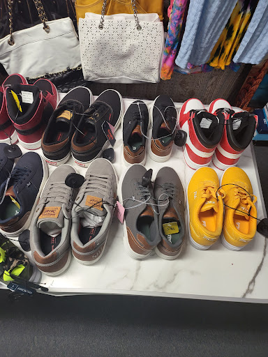 Antique Store «Vendor City Antiques, Flea Market & Cosignment», reviews and photos, 537 S Reed Rd, Kokomo, IN 46901, USA