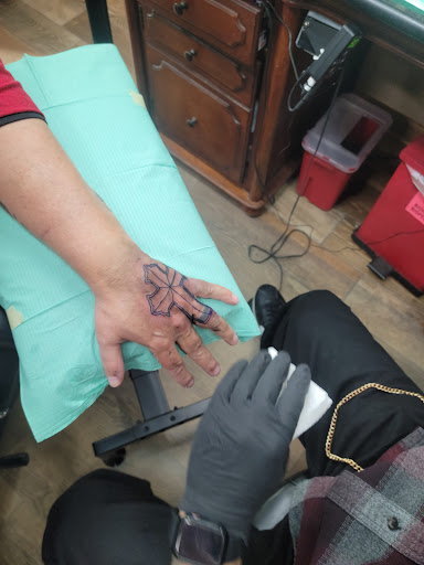 Tattoo Shop «Vanity Tattoo», reviews and photos, 28 S Western Ave, Carpentersville, IL 60110, USA