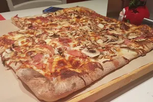 Pizza Della Mamma image