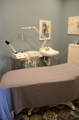 Beauty Salon «Divas Salon & Spa», reviews and photos, 707 W Jefferson St, Shorewood, IL 60404, USA