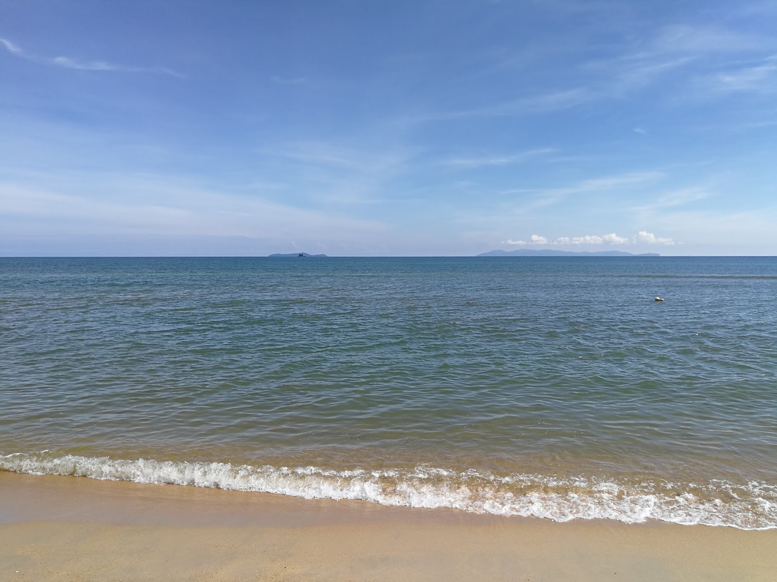 Foto de Penarik Beach II com linha costeira longa e reta