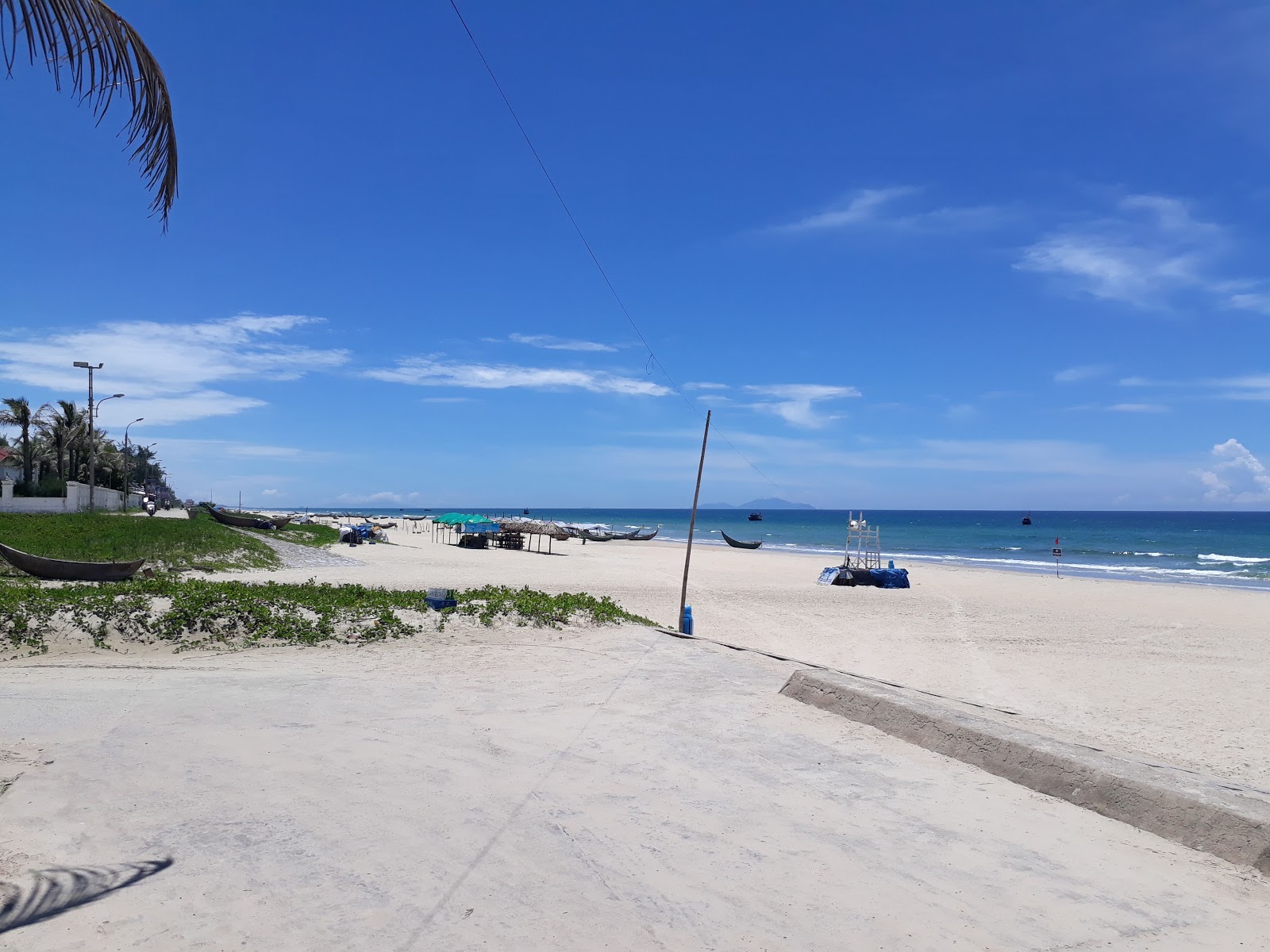 Photo de Ha Thanh Beach avec l'eau turquoise de surface