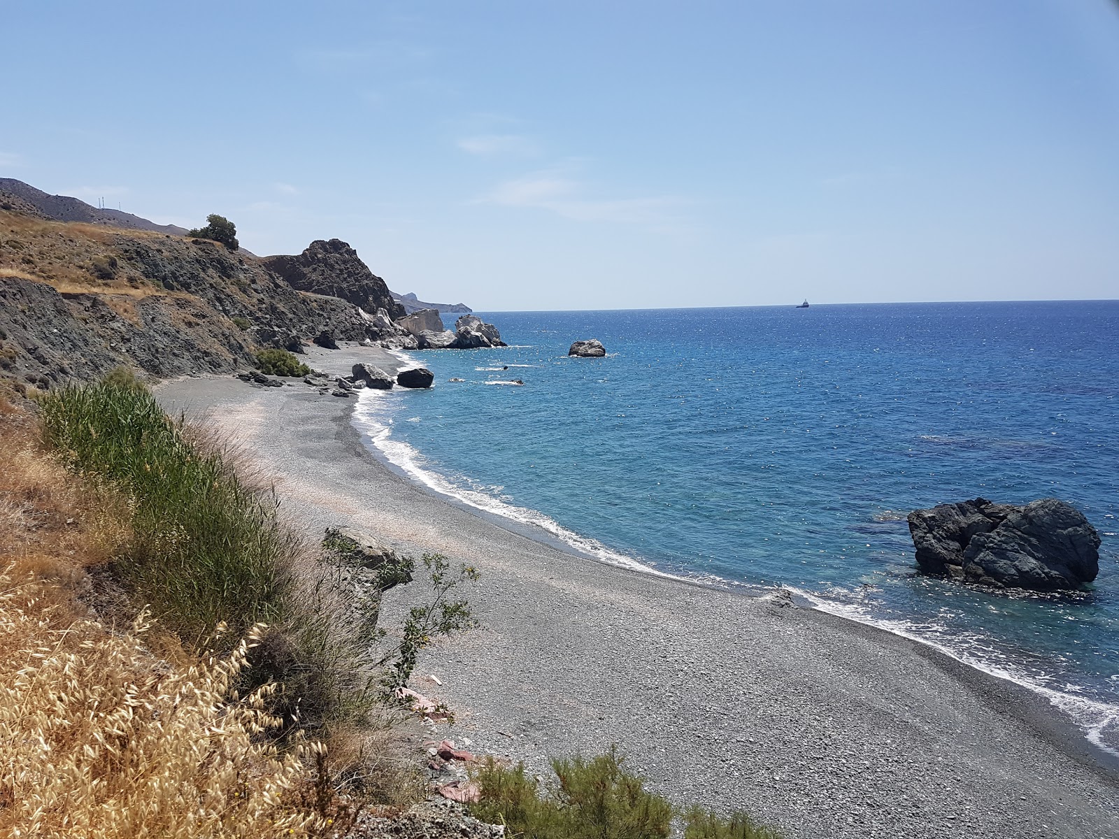 Foto di Kokkines Plakes con una superficie del ciottoli grigi