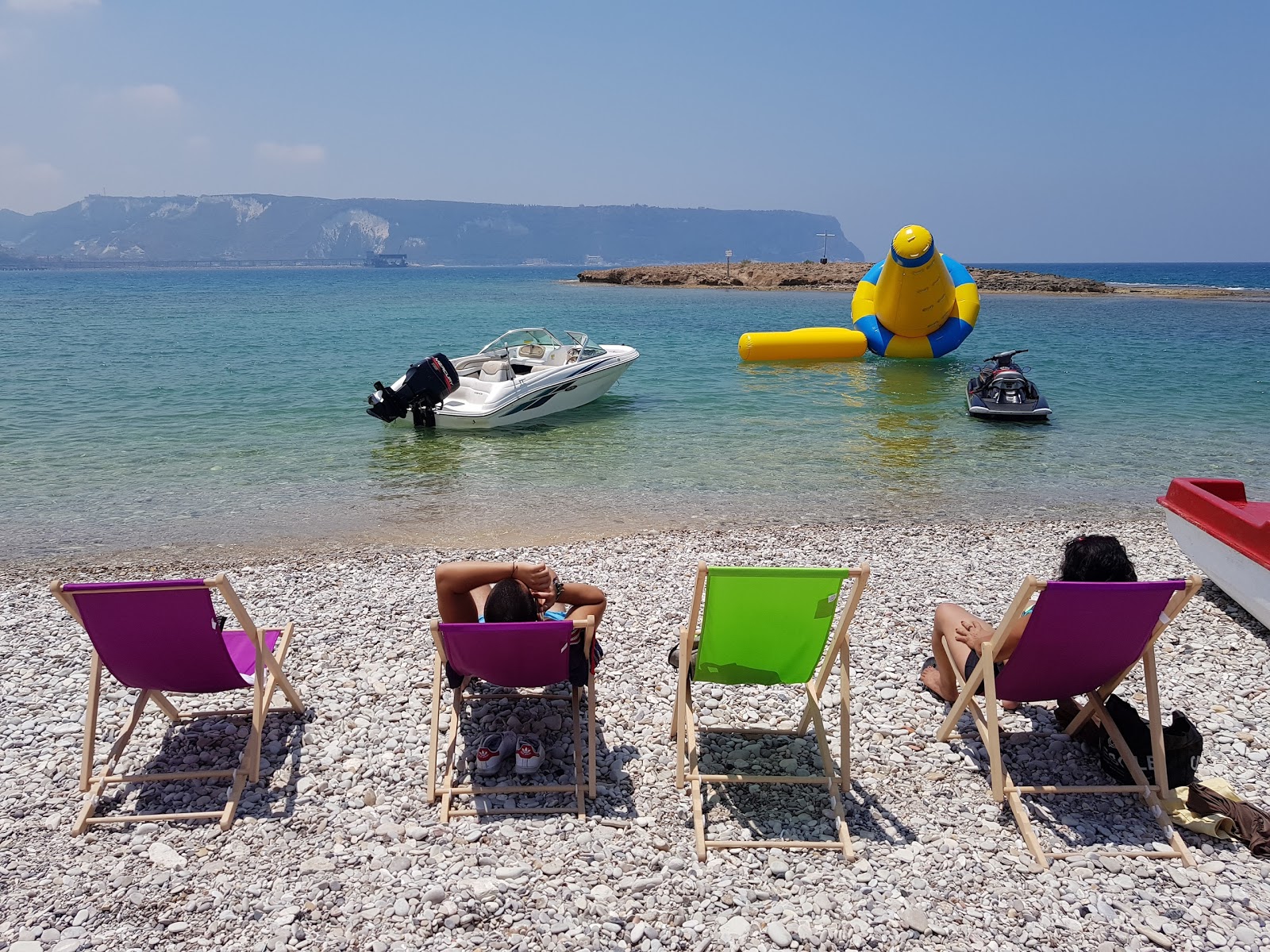 Foto de Zireh Beach com pequenos seixos bege superfície