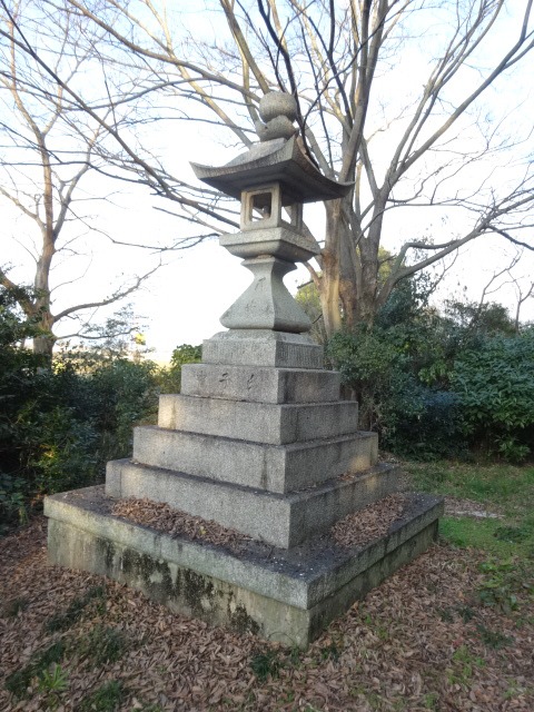 尾崎神社跡石燈籠